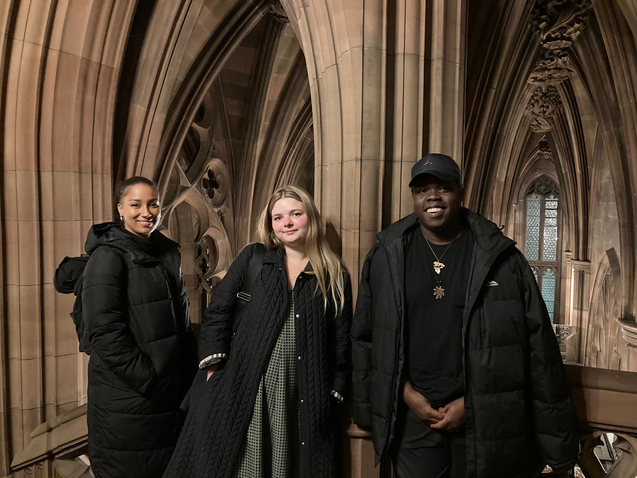  Cassandra Marie Geyti Sørensen (Aalborg), mellem Billie Meredith og Safwat El-Sanossi (begge fra Manchester). John Rylands Library, Manchester.