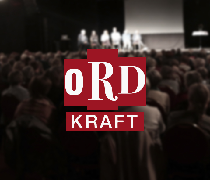 Billede taget af publikum set bagfra op mod Ordkraft scenen med Ordkraft logo 