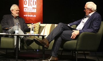 To mænd, Jørgen Pyndt og Jens Smærup Sørensen, taler sammen på scenen til Ordkraft 2019